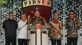 Saat menggelar konferensi pers di Gedung Kejaksaan Agung, Jakarta, pada Jumat (10/7/2026), Jaksa Agung Muda Tindak Pidana Khusus (Jampidsus) yang kala itu masih dipegang Febrie Adriansyah menegaskan komitmennya untuk menghormati seluruh proses penegakan hukum yang berjalan, sepanjang sesuai dengan hukum acara yang berlaku (Dok. ANTARA FOTO/Asprilla Dwi Adha)