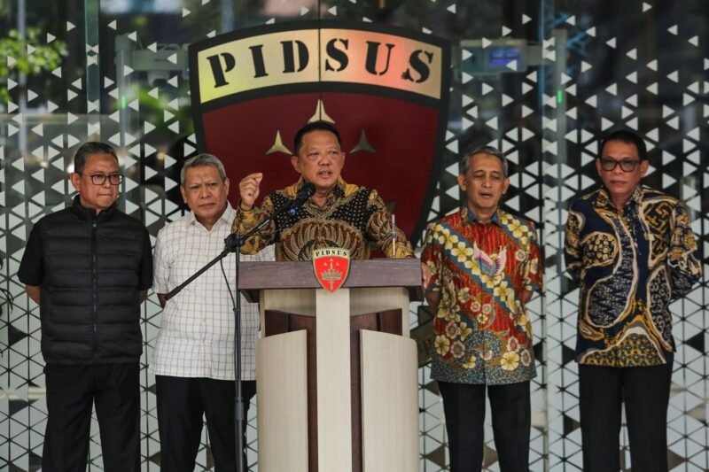 Saat menggelar konferensi pers di Gedung Kejaksaan Agung, Jakarta, pada Jumat (10/7/2026), Jaksa Agung Muda Tindak Pidana Khusus (Jampidsus) yang kala itu masih dipegang Febrie Adriansyah menegaskan komitmennya untuk menghormati seluruh proses penegakan hukum yang berjalan, sepanjang sesuai dengan hukum acara yang berlaku (Dok. ANTARA FOTO/Asprilla Dwi Adha)