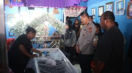 Foto: Brigjen Pol Muhajir selaku Wakil Kepala Kepolisian Daerah (Wakapolda) Papua mendatangi rumah duka almarhum Brigpol Fredy Lukas Awes di Sentani, Kabupaten Jayapura, pada Rabu (22/6/2026) pagi untuk menyampaikan belasungkawa secara langsung (Dok. KOMPAS.COM / Findi Rakmeni)