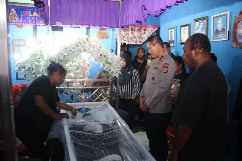 Foto: Brigjen Pol Muhajir selaku Wakil Kepala Kepolisian Daerah (Wakapolda) Papua mendatangi rumah duka almarhum Brigpol Fredy Lukas Awes di Sentani, Kabupaten Jayapura, pada Rabu (22/6/2026) pagi untuk menyampaikan belasungkawa secara langsung (Dok. KOMPAS.COM / Findi Rakmeni)