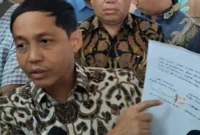 Menteri Kehutanan (Menhut) Raja Juli Antoni memperlihatkan berkas notulensi serta bukti tanda terima bermeterai sah terkait pengembalian amplop putih milik Bupati Kuansing, Suhardiman Amby, kepada awak media. (Dok. ANTARA/Lintang Budiyanti Prameswari)