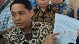 Menteri Kehutanan (Menhut) Raja Juli Antoni memperlihatkan berkas notulensi serta bukti tanda terima bermeterai sah terkait pengembalian amplop putih milik Bupati Kuansing, Suhardiman Amby, kepada awak media. (Dok. ANTARA/Lintang Budiyanti Prameswari)