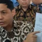 Menteri Kehutanan (Menhut) Raja Juli Antoni memperlihatkan berkas notulensi serta bukti tanda terima bermeterai sah terkait pengembalian amplop putih milik Bupati Kuansing, Suhardiman Amby, kepada awak media. (Dok. ANTARA/Lintang Budiyanti Prameswari)