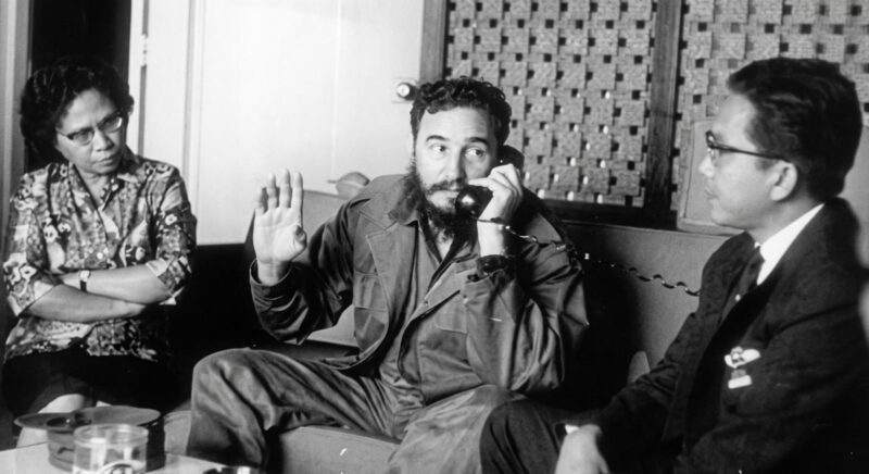 Fransisca Fanggidae bersama Tokoh Revolusiner Kuba, Fidel Castro (Dok. Istimewa)