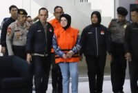 Foto: Bupati Sukoharjo Etik Suryani resmi memakai rompi tahanan setelah merampungkan pemeriksaan di Gedung Merah Putih KPK, Jakarta, pada Sabtu (11/7/2026). Ia langsung digiring petugas menuju mobil tahanan. (Dok. KLY/Arie Basuki)