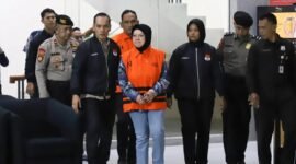 Foto: Bupati Sukoharjo Etik Suryani resmi memakai rompi tahanan setelah merampungkan pemeriksaan di Gedung Merah Putih KPK, Jakarta, pada Sabtu (11/7/2026). Ia langsung digiring petugas menuju mobil tahanan. (Dok. KLY/Arie Basuki)