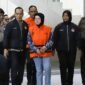 Foto: Bupati Sukoharjo Etik Suryani resmi memakai rompi tahanan setelah merampungkan pemeriksaan di Gedung Merah Putih KPK, Jakarta, pada Sabtu (11/7/2026). Ia langsung digiring petugas menuju mobil tahanan. (Dok. KLY/Arie Basuki)