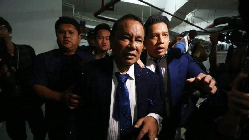 Foto: Hotman Paris Hutapea tengah menyambangi Gedung Jaksa Agung Muda Tindak Pidana Khusus (Jampidsus) Kejaksaan Agung, Jakarta, pada Jumat (17/7/2026).