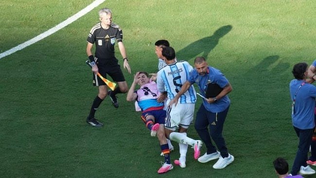 Foto: Paredes Emosi dan Serang Gavi Usai Kalah dari Spanyol dalam Laga Final,  (Dok. NurPhoto via Getty Images/NurPhoto)