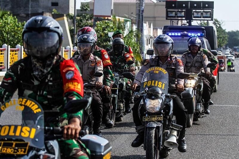 Foto: TNI bersama Polri (Dok. (ANTARA FOTO/RAHMAD)