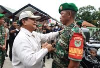 Foto: Prabowo Subianto bersama Seorang Babinsa (Dok. Istimewa)