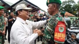 Foto: Prabowo Subianto bersama Seorang Babinsa (Dok. Istimewa)