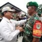 Foto: Prabowo Subianto bersama Seorang Babinsa (Dok. Istimewa)