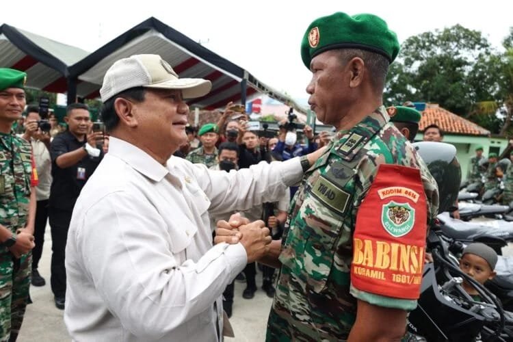 Foto: Prabowo Subianto bersama Seorang Babinsa (Dok. Istimewa)