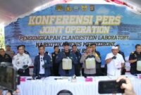 Foto: Konpers Tim gabungan Badan Narkotika Nasional, Bea Cukai, dan Imigrasi menggerebek sebuah laboratorium gelap (clandestine laboratory) pembuat narkotika sintetis jenis mefedron di Gianyar, Bali, pada Kamis hingga Jumat (5-6 Maret 2026). Dalam operasi lintas instansi tersebut, petugas meringkus dua warga negara Rusia berinisial NT dan TS beserta barang bukti bahan kimia pembuat narkoba (Dok. bnn.go.id)