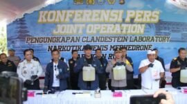 Foto: Konpers Tim gabungan Badan Narkotika Nasional, Bea Cukai, dan Imigrasi menggerebek sebuah laboratorium gelap (clandestine laboratory) pembuat narkotika sintetis jenis mefedron di Gianyar, Bali, pada Kamis hingga Jumat (5-6 Maret 2026). Dalam operasi lintas instansi tersebut, petugas meringkus dua warga negara Rusia berinisial NT dan TS beserta barang bukti bahan kimia pembuat narkoba (Dok. bnn.go.id)