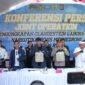 Foto: Konpers Tim gabungan Badan Narkotika Nasional, Bea Cukai, dan Imigrasi menggerebek sebuah laboratorium gelap (clandestine laboratory) pembuat narkotika sintetis jenis mefedron di Gianyar, Bali, pada Kamis hingga Jumat (5-6 Maret 2026). Dalam operasi lintas instansi tersebut, petugas meringkus dua warga negara Rusia berinisial NT dan TS beserta barang bukti bahan kimia pembuat narkoba (Dok. bnn.go.id)