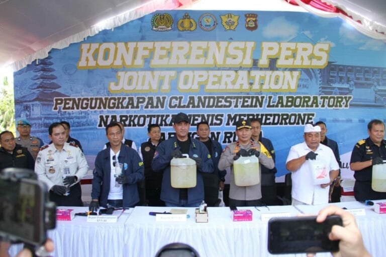 Foto: Konpers Tim gabungan Badan Narkotika Nasional, Bea Cukai, dan Imigrasi menggerebek sebuah laboratorium gelap (clandestine laboratory) pembuat narkotika sintetis jenis mefedron di Gianyar, Bali, pada Kamis hingga Jumat (5-6 Maret 2026). Dalam operasi lintas instansi tersebut, petugas meringkus dua warga negara Rusia berinisial NT dan TS beserta barang bukti bahan kimia pembuat narkoba (Dok. bnn.go.id)