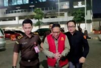 Foto: Tersangka kasus dugaan korupsi pengelolaan dana PD KBS, Chairul Anwar saat digiring petugas menuju Rumah Tahanan Kejaksaan Tinggi Jawa Timur di Surabaya pada Selasa (21/7/2026). (Dok. ANTARA/Faizal Falakki)