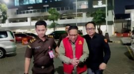 Foto: Tersangka kasus dugaan korupsi pengelolaan dana PD KBS, Chairul Anwar saat digiring petugas menuju Rumah Tahanan Kejaksaan Tinggi Jawa Timur di Surabaya pada Selasa (21/7/2026). (Dok. ANTARA/Faizal Falakki)