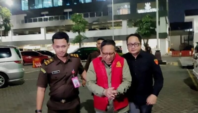 Foto: Tersangka kasus dugaan korupsi pengelolaan dana PD KBS, Chairul Anwar saat digiring petugas menuju Rumah Tahanan Kejaksaan Tinggi Jawa Timur di Surabaya pada Selasa (21/7/2026). (Dok. ANTARA/Faizal Falakki)