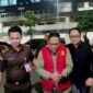 Foto: Tersangka kasus dugaan korupsi pengelolaan dana PD KBS, Chairul Anwar saat digiring petugas menuju Rumah Tahanan Kejaksaan Tinggi Jawa Timur di Surabaya pada Selasa (21/7/2026). (Dok. ANTARA/Faizal Falakki)