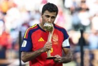 Foto: Gelandang andalan tim nasional Spanyol, Rodri, tampak mengecup trofi Bola Emas dalam seremoni penganugerahan usai laga final Piala Dunia 2026 yang mempertemukan Spanyol dan Argentina di Stadion New York/New Jersey, East Rutherford, Minggu (19/7/2026). (Dok. AFP/FRANCK FIFE)
