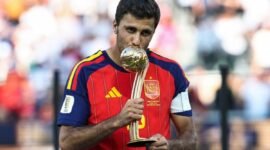 Foto: Gelandang andalan tim nasional Spanyol, Rodri, tampak mengecup trofi Bola Emas dalam seremoni penganugerahan usai laga final Piala Dunia 2026 yang mempertemukan Spanyol dan Argentina di Stadion New York/New Jersey, East Rutherford, Minggu (19/7/2026). (Dok. AFP/FRANCK FIFE)