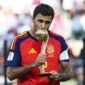 Foto: Gelandang andalan tim nasional Spanyol, Rodri, tampak mengecup trofi Bola Emas dalam seremoni penganugerahan usai laga final Piala Dunia 2026 yang mempertemukan Spanyol dan Argentina di Stadion New York/New Jersey, East Rutherford, Minggu (19/7/2026). (Dok. AFP/FRANCK FIFE)