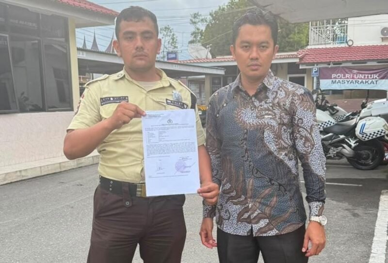 Dok. Foto Kuasa Hukum dari Universitas Fort De Kock (UFDK) Guntur Abdurahman saat melaporkan ke Polresta Bukittinggi