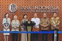 Foto: Menteri Sekretaris Negara Prasetyo Hadi (tengah) hendak memberikan keterangan pers perihal pengunduran diri Gubernur Bank Indonesia Perry Warjiyo di Gedung Bank Indonesia, Jakarta, Senin, 27 Juli 2026. (Dok. ANTARA/HO- Pribadi)