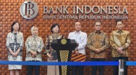 Foto: Menteri Sekretaris Negara Prasetyo Hadi (tengah) hendak memberikan keterangan pers perihal pengunduran diri Gubernur Bank Indonesia Perry Warjiyo di Gedung Bank Indonesia, Jakarta, Senin, 27 Juli 2026. (Dok. ANTARA/HO- Pribadi)