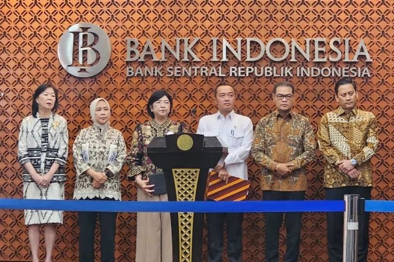 Foto: Menteri Sekretaris Negara Prasetyo Hadi (tengah) hendak memberikan keterangan pers perihal pengunduran diri Gubernur Bank Indonesia Perry Warjiyo di Gedung Bank Indonesia, Jakarta, Senin, 27 Juli 2026. (Dok. ANTARA/HO- Pribadi)