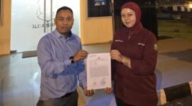 Foto: Penyerahan dokumen dan bukti kepada tim penyidik Polda Sumbar