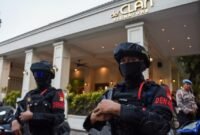 Foto: Personel kepolisian bersenjata lengkap saat melakukan pengamanan di depan salah satu kafe di kawasan Cipete, Jakarta, Rabu (8/7/2026). (Dok. ANTARA FOTO/Indrianto Eko Suwarso/kye