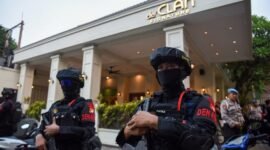 Foto: Personel kepolisian bersenjata lengkap saat melakukan pengamanan di depan salah satu kafe di kawasan Cipete, Jakarta, Rabu (8/7/2026). (Dok. ANTARA FOTO/Indrianto Eko Suwarso/kye