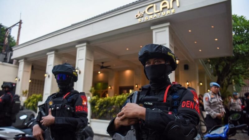 Foto: Personel kepolisian bersenjata lengkap saat melakukan pengamanan di depan salah satu kafe di kawasan Cipete, Jakarta, Rabu (8/7/2026). (Dok. ANTARA FOTO/Indrianto Eko Suwarso/kye