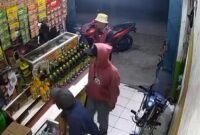 Foto: Tangkapan layar cctv, pelaku berinisial IK (18) yang membawa golok dan membuat onar di warung jamu kawasan Citeureup, Bogor, ditangkap (Dok. 20detik)