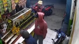 Foto: Tangkapan layar cctv, pelaku berinisial IK (18) yang membawa golok dan membuat onar di warung jamu kawasan Citeureup, Bogor, ditangkap (Dok. 20detik)