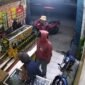 Foto: Tangkapan layar cctv, pelaku berinisial IK (18) yang membawa golok dan membuat onar di warung jamu kawasan Citeureup, Bogor, ditangkap (Dok. 20detik)