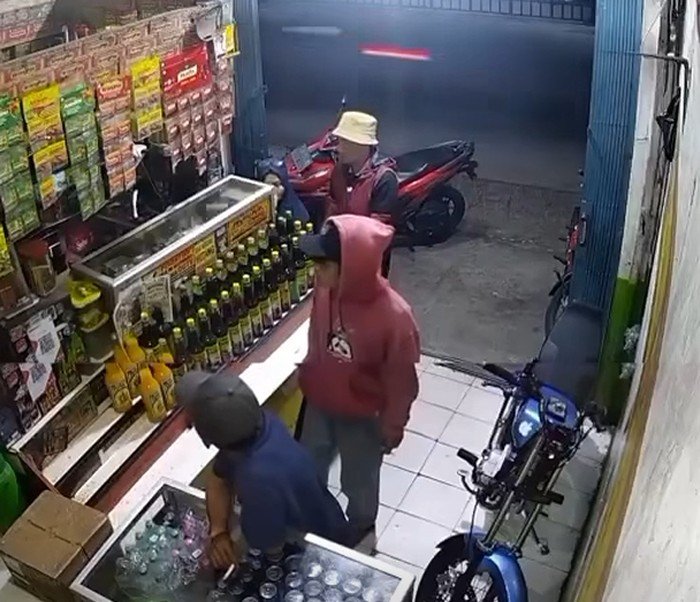 Foto: Tangkapan layar cctv, pelaku berinisial IK (18) yang membawa golok dan membuat onar di warung jamu kawasan Citeureup, Bogor, ditangkap (Dok. 20detik)
