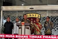 Foto: Jampidsus Febrie Adriansyah saat berikan keterangan pers di Gedung Kejaksaan Agung, Jakarta, Jumat (10/7), merespon tindakan hukum yang dilakukan oleh Korps Pemberantasan Tindak Pidana Korupsi (Kortastipidkor) bersama Direktorat Reserse Kriminal Khusus (Ditreskrimsus) Polda Metro Jaya. (Dok. Ondang/detikcom)
