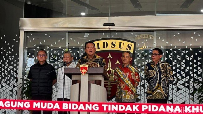 Foto: Jampidsus Febrie Adriansyah saat berikan keterangan pers di Gedung Kejaksaan Agung, Jakarta, Jumat (10/7), merespon tindakan hukum yang dilakukan oleh Korps Pemberantasan Tindak Pidana Korupsi (Kortastipidkor) bersama Direktorat Reserse Kriminal Khusus (Ditreskrimsus) Polda Metro Jaya. (Dok. Ondang/detikcom)