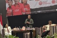 Foto: Rocky Gerung saat Diskusi Publik dan Bedah Buku "Marhaenisme: Dalil Baru untuk Gen Z" dalam rangka Bulan Bung Karno yang digelar DPC PDI Perjuangan Kota Surabaya, di Hotel Mercure Grand Mirama Surabaya, Sabtu (27/6/2026).