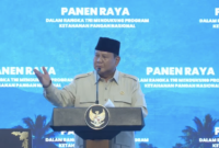 Foto: Presiden Prabowo Subianto pidato di acara pelaksanaan Panen Raya TNI Terintegrasi yang berpusat di Lanud Abdulrachman Saleh, Malang, Jawa Timur, pada Jumat (17/7). Kegiatan yang diselenggarakan secara serentak di 43 lokasi di seluruh Indonesia ini merupakan bagian dari langkah strategis pemerintah dalam memperkuat ketahanan pangan nasional (Dok. majalahhortus.com)