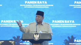 Foto: Presiden Prabowo Subianto pidato di acara pelaksanaan Panen Raya TNI Terintegrasi yang berpusat di Lanud Abdulrachman Saleh, Malang, Jawa Timur, pada Jumat (17/7). Kegiatan yang diselenggarakan secara serentak di 43 lokasi di seluruh Indonesia ini merupakan bagian dari langkah strategis pemerintah dalam memperkuat ketahanan pangan nasional (Dok. majalahhortus.com)