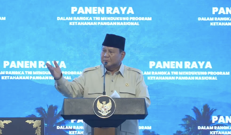 Foto: Presiden Prabowo Subianto pidato di acara pelaksanaan Panen Raya TNI Terintegrasi yang berpusat di Lanud Abdulrachman Saleh, Malang, Jawa Timur, pada Jumat (17/7). Kegiatan yang diselenggarakan secara serentak di 43 lokasi di seluruh Indonesia ini merupakan bagian dari langkah strategis pemerintah dalam memperkuat ketahanan pangan nasional (Dok. majalahhortus.com)