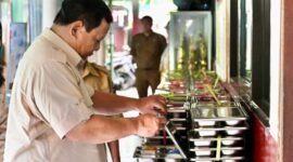 Foto: Presiden Prabowo Subianto meninjau penyaluran program Makan Bergizi Gratis (MBG) (Dok.PMI Setpres/Cahyo)