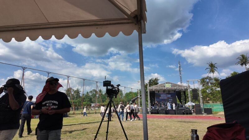 Suasana area panggung Payakumbuh Creative Market 2026. Kehadiran kamera dan peralatan siaran dari Dimensia Creative memastikan seluruh rangkaian acara dapat disaksikan secara digital melalui tayangan live streaming
