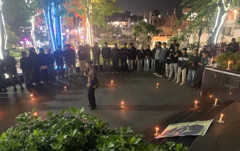 Foto: Aksi Simbolik yang Dilakukan oleh Mahasiswa Beberapa Kampus di Bukittinggi, Didepan Patung Bung Hatta, Senin 1 Agustus 2026 (Dok. Argumen Rakyat)